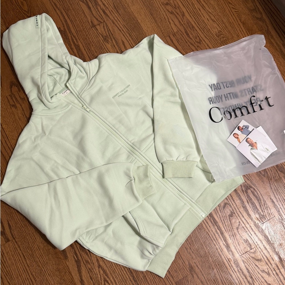 Comfrt Mint Green Zip-Up Hoodie